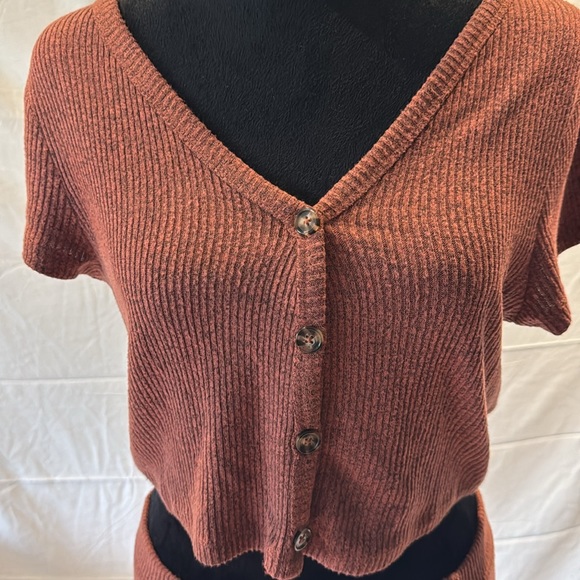 NWOT ALMOST FAMOUS Womens Brown Stretch Ribbed Short Sleeve V Neck Top Juniors - Picture 2 of 8